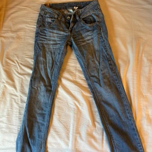 Lågmidjade bootcut jeans  - Jättefina blåa lågmidjade bootcut jeans! Men jätte coola fickor, storlek S men väldigt  liten i storleken så skulle säga xs/xxs! Tveka inte om frågor vid minsta fundering💕