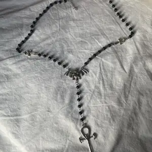Super cool rosary med fladdermöss och det gotiska korset 💕 har extra pris på smycken ifall du köper i pack så skicka pm ifall du är intresserad ☺️