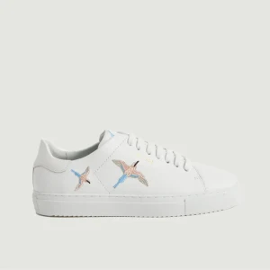 Nya Axel Arigato sneakers - Säljer dessa superfina nya Axel Arigato skor som aldrig är använda, endast testade inomhus! Denna modell är slutsåld men låg på runt 3000kr! Passar även till en 40!