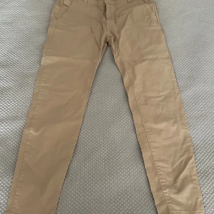Jeans  - Beach färg, så fina och sköna speciellt på sommaren och de är ganska lätta så man kommer inte känna att det är varmt när man har på sig den rekommenderar starkt💛