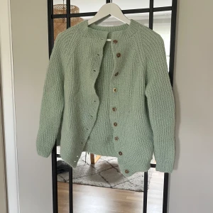 Handstickad kofta i mohair - Så fin handstickad kofta i mohair, aldrig använd, s/m 150kr.