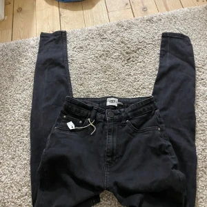 Jeans  - Skick som på bilden. Vid funderingar tveka inte på att höra av dig 💕☺️