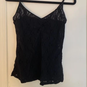 Spetslinne - Säljer detta fina spetslinnet i storlek M, passar även S. Nästintill oanvänd så väldigt fint skick 