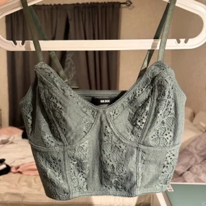 Grön spets topp - Bikbok - •Helt ny  •Storlek S