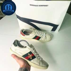 Gucci Ace skor - Tja, säljer nu dessa feta Gucci Ace Bee skor i utmärkt skick, skick 9/10, nypris ca 9000kr säljer för endast 2049kr, en liten defekt på insulan och hälen, märks inte vid användning, priset kan diskuteras, skicka Pm vid minsta fundering // Mvh HamWear