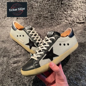 Golden Goose - Tjena! Säljer nu dessa tvär feta Golden Goose! | Skick 8,5/10 | Har ett litet jack på sidan, men inget som märks av😁 | Nypris 5000, mitt pris 2899kr ✅ | Storlek 44, passar 43-45 | Hör av dig vid minsta fråga eller fundering, hjälper gärna till!  