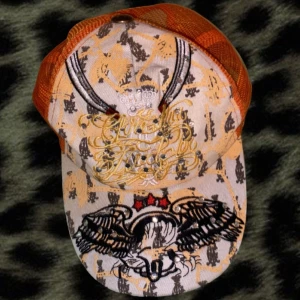 Christan audigier keps - Super vacker christan audigier keps med rinestones och coola detaljer💖