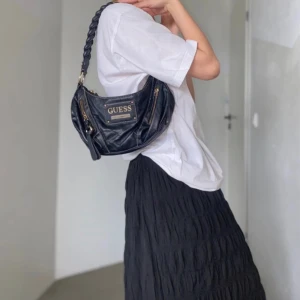 Guess vintage väska  - Guess vintage väska/ axelväska i fint skick 