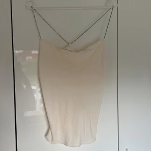 Satin linne med stenar  - Satin linne från H&m aldrig använd💕💕