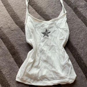 Coolt stjärnlinne! - Från Urban outfitters, tror nypris var ca 300-350 😀 endast använd fåtal gånger, stryks och tvättar såklart innan jag skickar 🩷 står storlek L men liten då skulle säga M, sista bild lånad från Pinterest!!