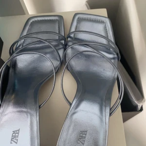 Zara klackar  - Perfekta klackar för sommaren! Skriv för fler bilder, lägre pris vid snabb affär!  Endast använda en gång🩵nypris 499