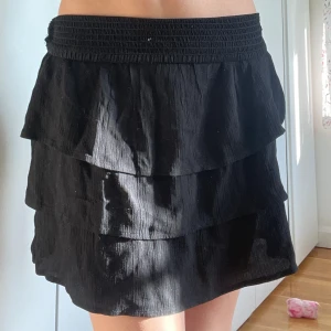 Svart volangkjol - Jättefin volangkjol ifrån bikbok. Köpte för ca 400 säljer för 200💗🥂