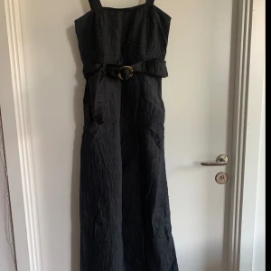 Otrolig byxdress i linne - Superfin byxdress i svart linne från & Other Stories. Superfint skick, perfekt för sommaren! Byxdressen har vida ben och ett tillhörande skärp. Säljes då den tyvärr är för liten för mig🥲