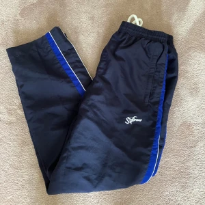 Trackpants - Säljer dessa snygga baggy trackpants. Det är i fint skick och är strlk S💗 Kontakta för frågor eller mer bilder🫶🏻