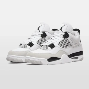 Jordan 4 - Säljer dessa jordan 4 i military black! Köpt på kicksnstuff för 4000 i Göteborg. Äkta! Smutsiga men går att rengöra. Skriv för flera frågar eller bild🤗 