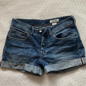 Jeansshorts  - Blåa jeansshorts perfekta till sommaren☀️. Bra skick och utan defekter. Säljer då de inte kommer till användning.
