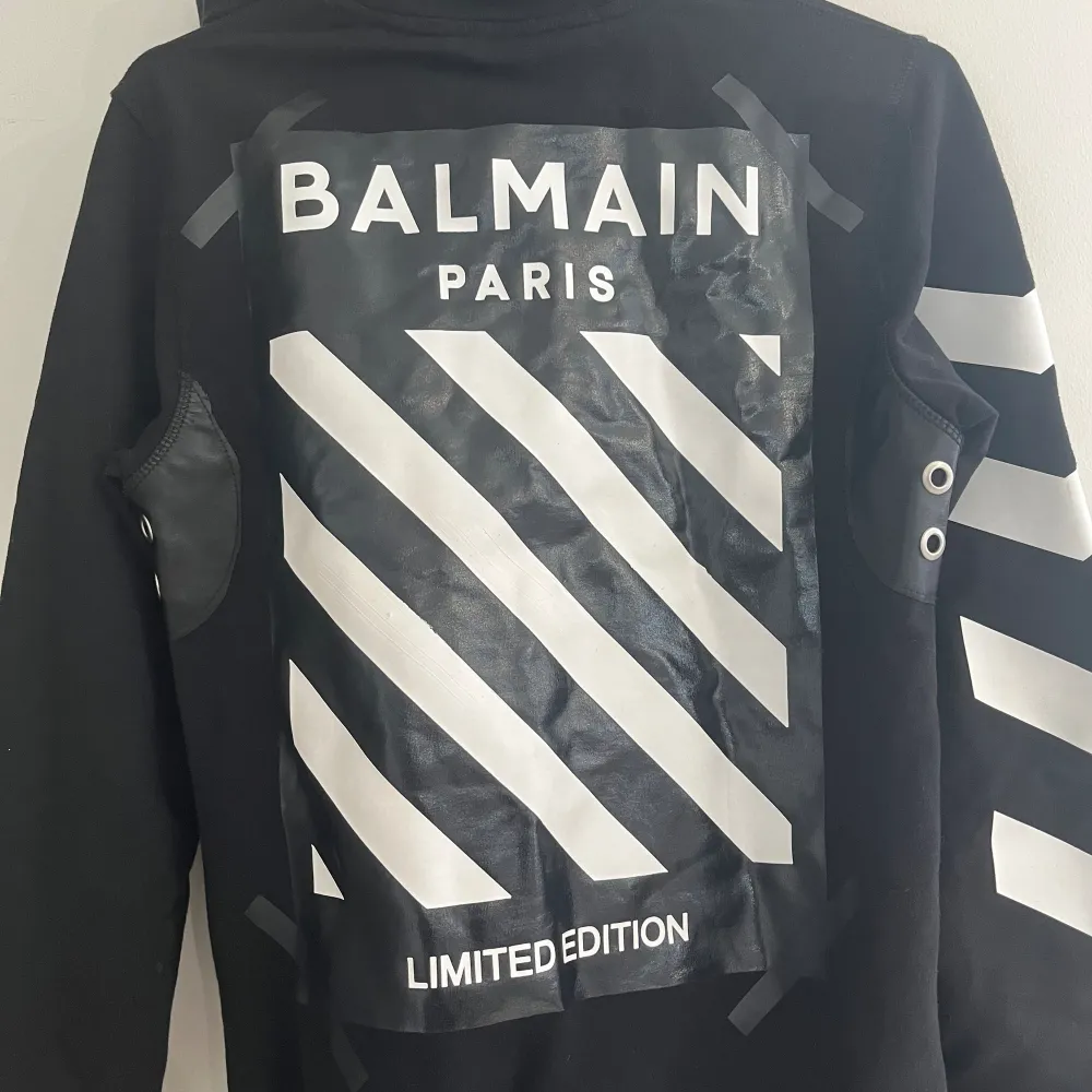 Tjena, säljer nu en snygg Balmain hoodie limited edition. Storleken är XS och är jättebra skick och knappt använd. Kan byta mot något annat men annars säljer jag den för 1449. Hör av er vid frågor eller funderingar. Pris kan diskuteras . Hoodies.