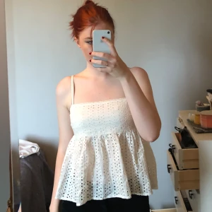 Vit volangtopp - Vit volangtopp som använts ett fåtal gånger