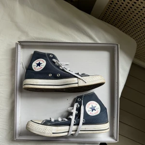 blåa converse  - Nästan oanvända!
