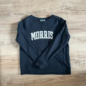 En snygg tröja som passar till de mesta. Tröjan är i Morris lady men funkar definitivt till unisex. Hör av er vid frågor annars fritt fram att använda ”köp nu”.