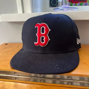 New Era keps  - New Era keps i storlek 7 3/8 (58.7 cm). Aldrig använd så den är i mycket bra skick. Tveka inte att skriva ifall du undrar nått!