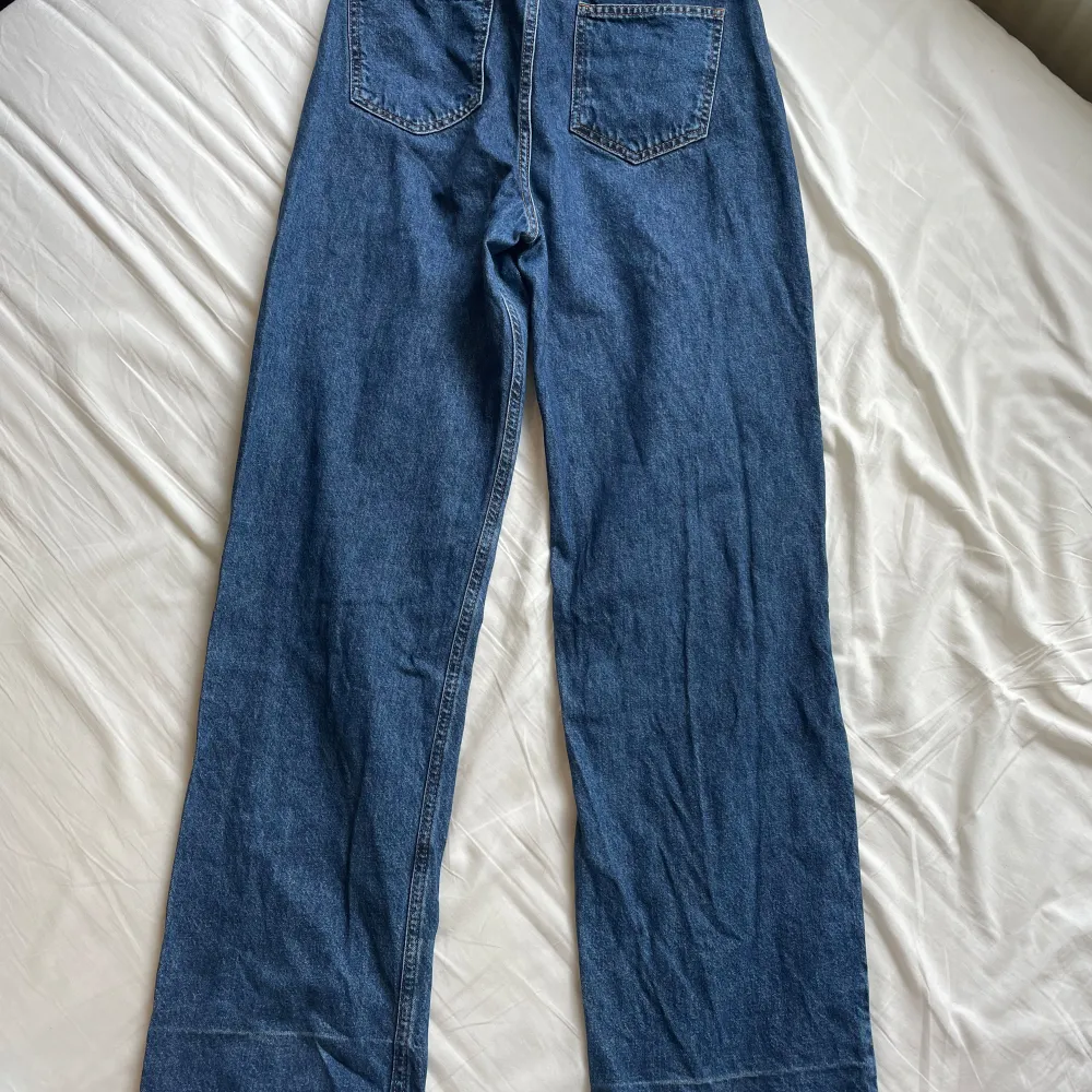 Sååå snygga jeans i jättefin rak passform och färg! Tyvärr alldeles för långa för mig som är 158cm. Jeansen är i superfint skick från Nakd i storlek 38.⚡️⚡️⚡️. Jeans & Byxor.