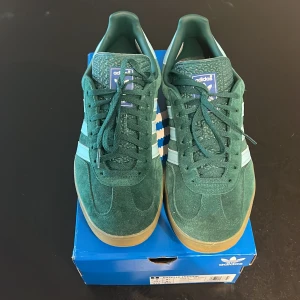 Adidas Gazelle - Gazelles i storlek 42 2/3. Mycket fint skick. Box medföljer! 