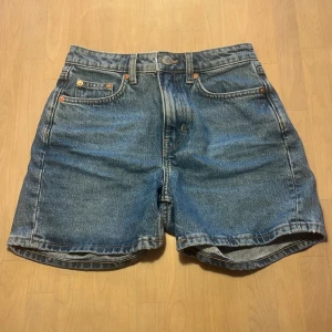 Weekday shorts - Jeansshorts från Weekday i storlek 25. Bra skick, modellen heter EYA. 
