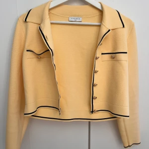 Sandro Paris tröja - Köpte den för nåt år sedan och den är helt o använd och i mycket bra skick. Då varan inte produceras längre kostar den en del. Jämförpris finns i bild 3. Den brukar gå för ca 2000