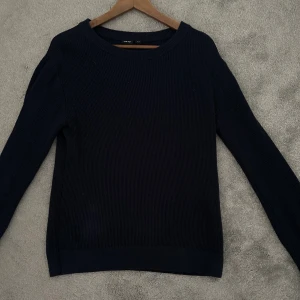 blå stickad tröja - en snygg navy blå stickad tröja från LMTD och är i storlek S. Passar dig bäst som är 175-180lång! skicket är 10/10 ( helt ny) hör av er vid frågor och bilder🙌🏽