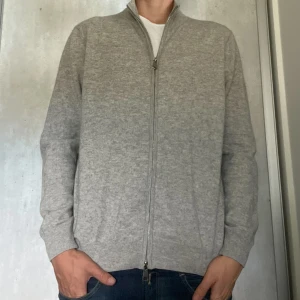 Kashmir tröja - Säljer min Kashmirtröja ifrån s&t clothing. Finns inte längre att köpa. Storlek L men sitter bra om man är 183-187 lång! Materialet är 70% Kashmir och 30% merinoull! Dm om du undrar över något!🕺💸