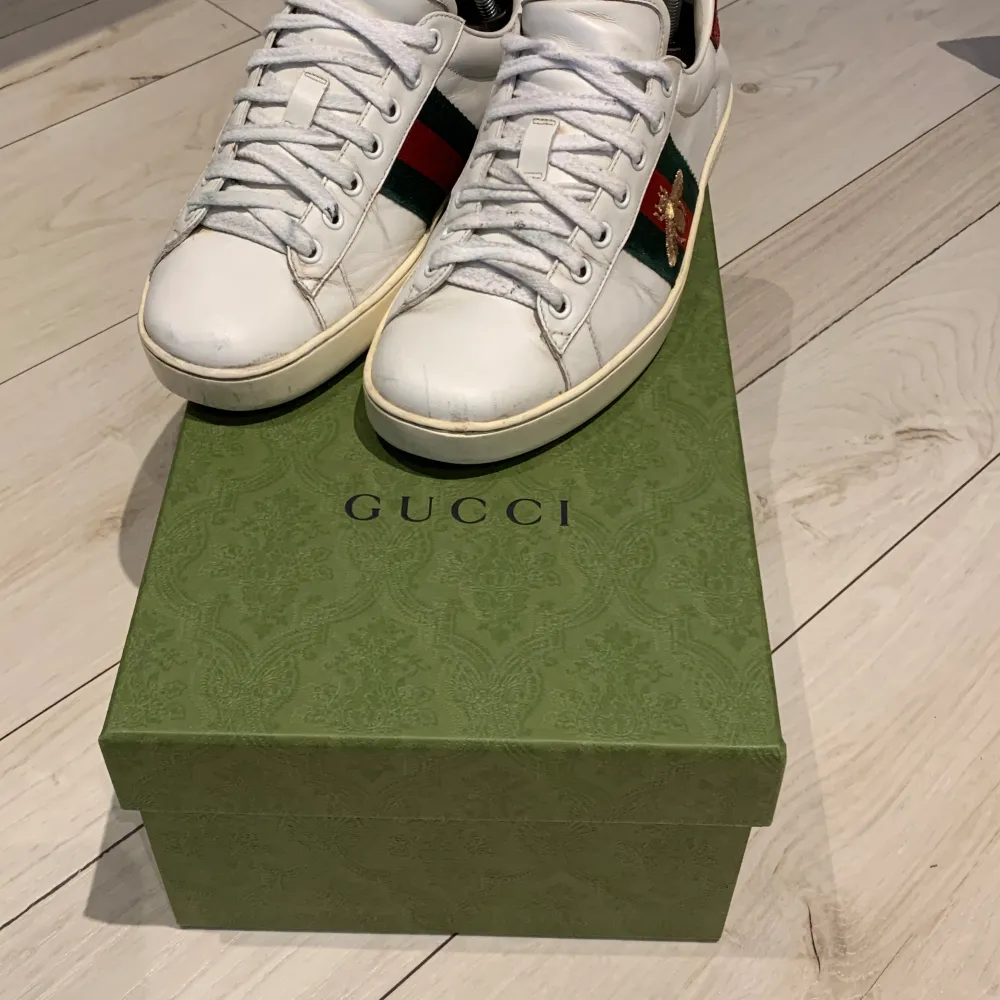 Hej. Säljer ett par Gucci skor skick 7-10 använda ett par gånger. Ny pris 8500kr. Pris kan diskuteras. . Skor.