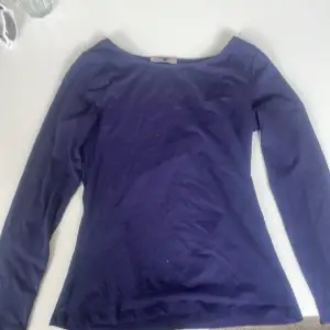 Säljer denna jättefina mörkblåa tajta tröjan från Anna field. Står inte storleken men skulle säga s💕 pris kan diskuteras!!