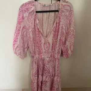 Rosa klänning från zara som inte säljs längre🫶🏼mycket bra skick 🥰