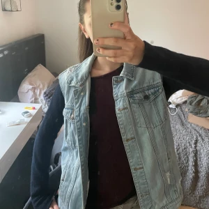 Jeansväst - supercool jeansväst perfekt inför sommaren!! 💘💘💘