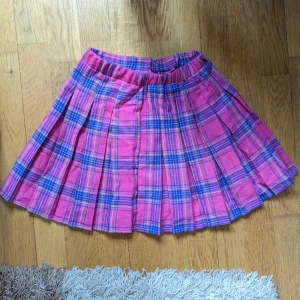 Kjol Barn 122 - En helt ny barnkjol i storlek 11år / 122