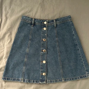 Jeans kjol  - Kort och high waisted. 
