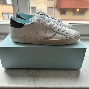 Phillipe model prsx  -  Philppe model prsx!  Cond: Brand new Size: 42 Retail: 3600:- Vårt pris: 2799:- 