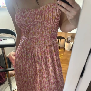 Sommarklänning - Lång sommarklänning från zara, jättesnygg men aldrig använd. Storlek m men sitter som en s på mig som brukar ha s😻