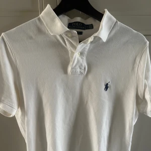 Ralph lauren piké  - Skitsnygg Ralph lauren piké som knappt är använd, perfekt till sommaren!! Skick 9/10  