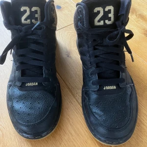 Nike Air Jordan - Svarta Nike Air Jordan strl 40,5. Innermått 26cm. Mkt fint begagnat skick. Sparsamt använda, inga trasiga delar. 300kr 