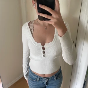 Vit tröja - Långärmad fin tröja från Zara. Använd fåtal gånger. 💞