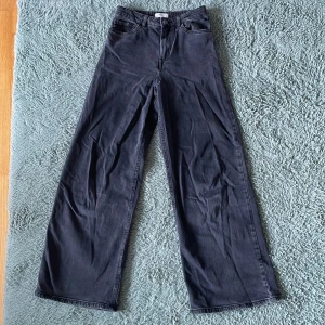 Svarta barn jeans - Svarta barn jeans från Lindex. Säljer pga att jag inte använt på ett tag nu. Lite skrynkliga för att de har legat i garderoben länge, annars inga skador. Köparen står för frakt. Kontakta mig om du undrar någonting☺️