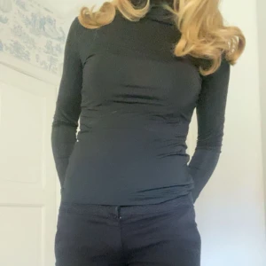 snygg polo tröja  - as snygg polo tröja från Carin Weste. Har en liten defekt som inte syns