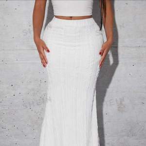Helt ny oanvänd lång vit kjol! Superfin till sommaren. Strl M men skulle passa någon med strl S också
