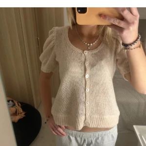 Kofta - Säljer denna jättefina koftan bilderna är från tjejen som hade den innan 🩷