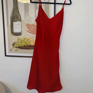 En perfekt röd klänning, kommer vara super fin till sommaren 🌞 Från Rebecca Stella i storlek XS, endast använd ett fåtal gånger, nyskick ❤️