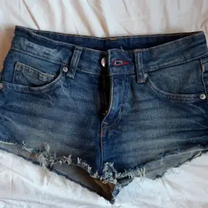 Säljer dessa jeans shorts ifrån H&M då dom inte passar längre, inga defekter så som nya