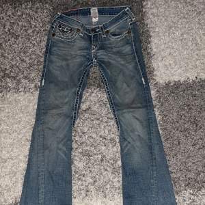 True religion jeans vintage   Midja:37cm Bredd:20cm Längd: 94cm