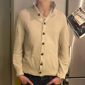 Säljer denna stickade J lindeberg tröjan Den är i storlek L men den sitter snarare Som S/M